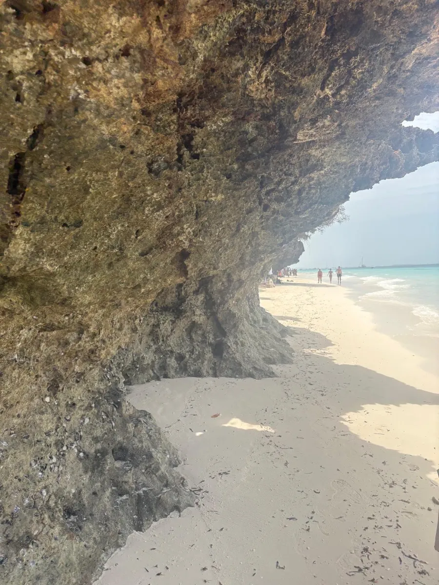 Formations rocheuses sur la plage